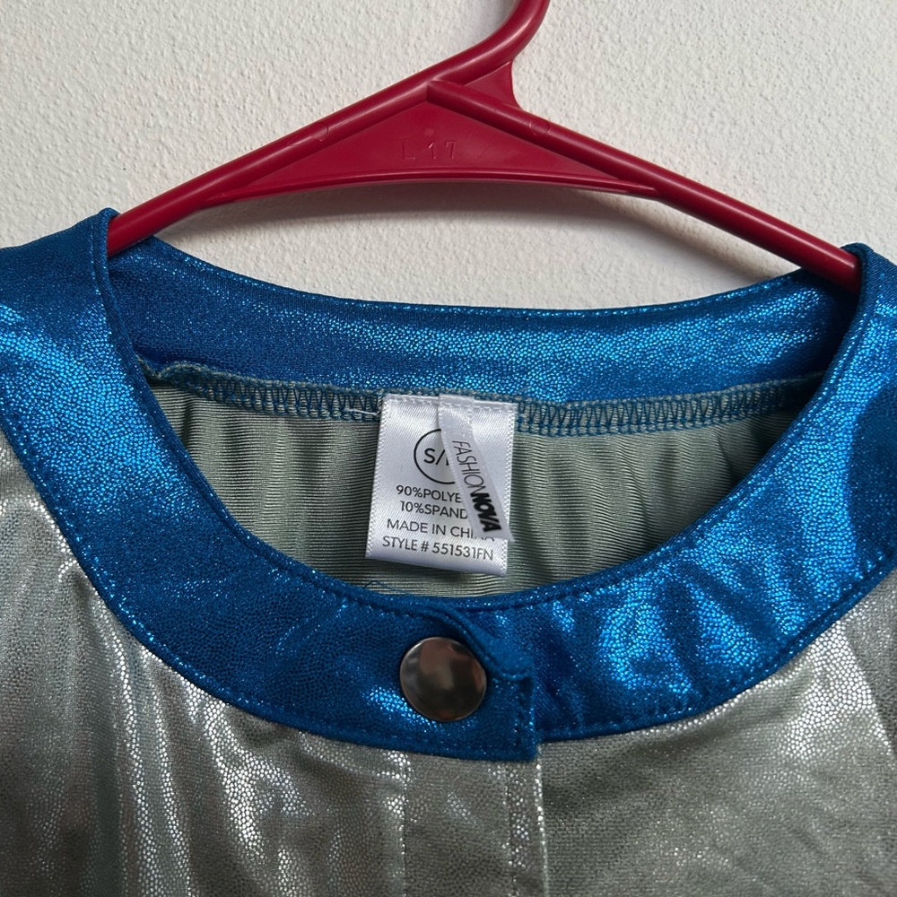 Fashion Nova Silver and Blue Crop Top - Picture 3 of 3